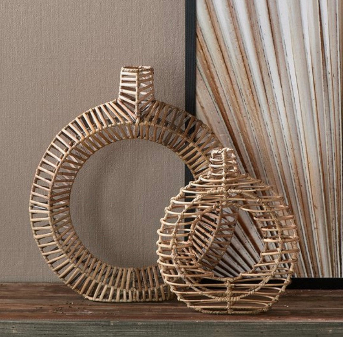 2x Riviera Maison Rattan Ronde Decoratie Vazen M en L ZGAN, Verzenden, Zo goed als nieuw, Overige kleuren, Overige materialen