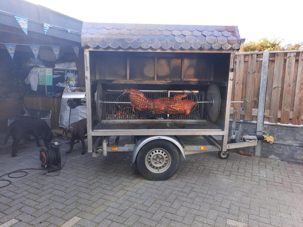 RVS speenvarken grill te koop, Tuin en Terras, Ophalen, Zo goed als nieuw, Met accessoires