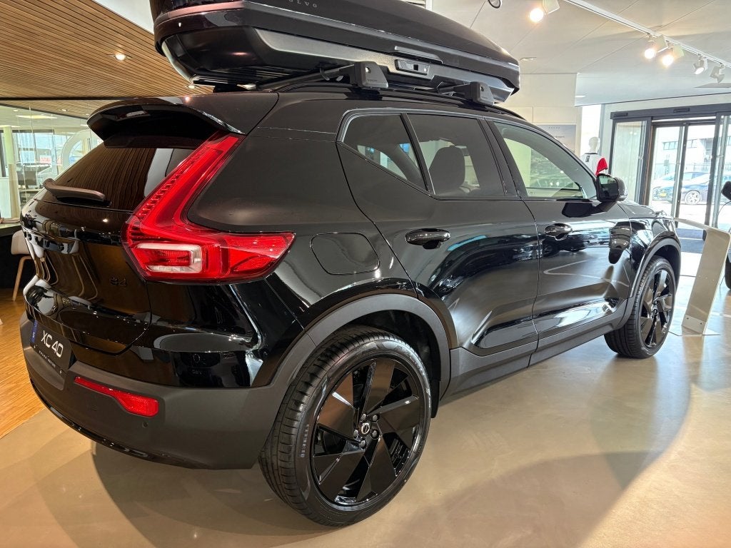 Volvo XC40 B4 Plus Black Edition | NIEUW | Schuif/-kanteldak, Auto's, Automaat, Zwart, 4 cilinders, 1969 cc