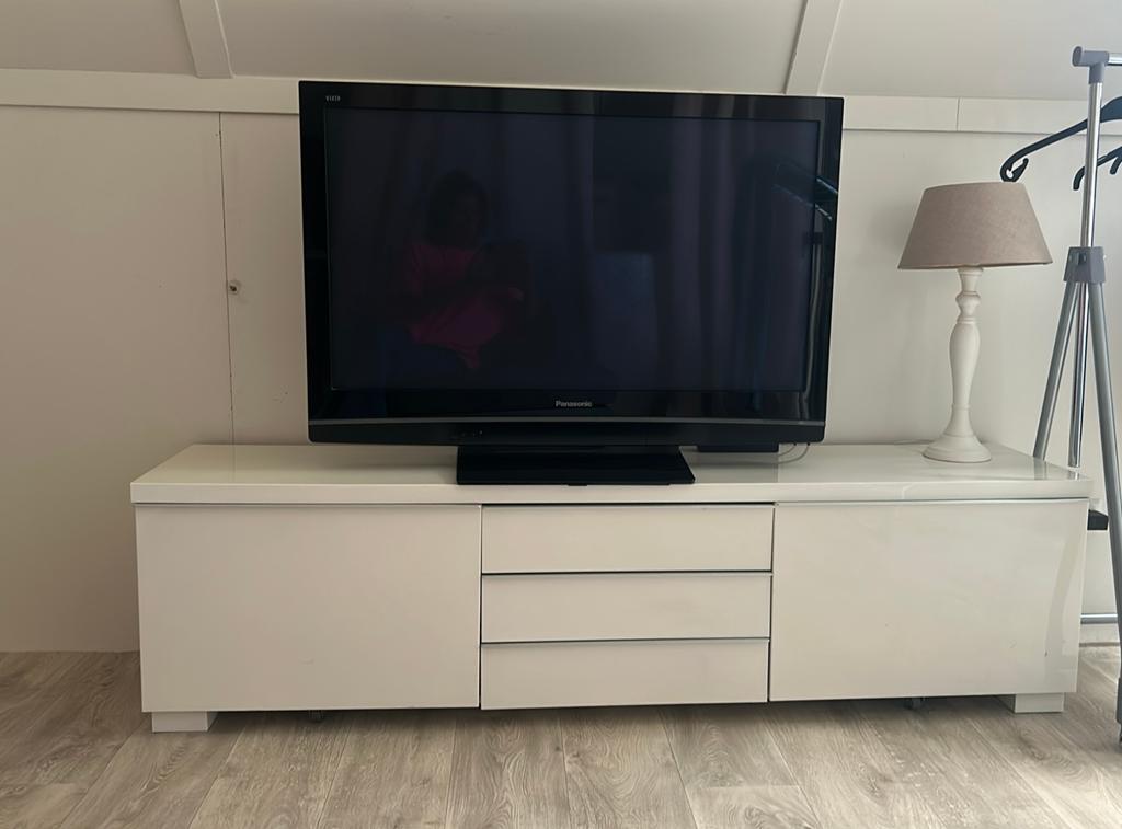 Tv meubel hoogglans wit, Ophalen, 150 tot 200 cm, Zo goed als nieuw, Minder dan 100 cm