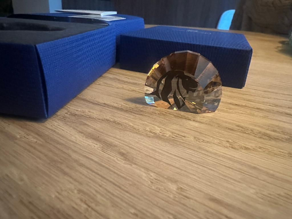 Swarovski Leeuwenkop Kristal (Membership Gift 2016), Verzamelen, Swarovski, Ophalen of Verzenden, Nieuw, Figuurtje