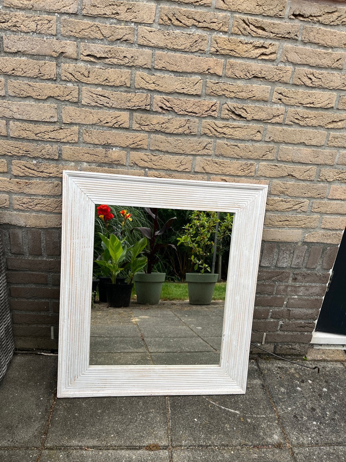Grote spiegel met wit houten frame 70x80cm, Antiek en Kunst, Antiek | Spiegels, 50 tot 100 cm, 100 tot 150 cm, Rechthoekig, Ophalen