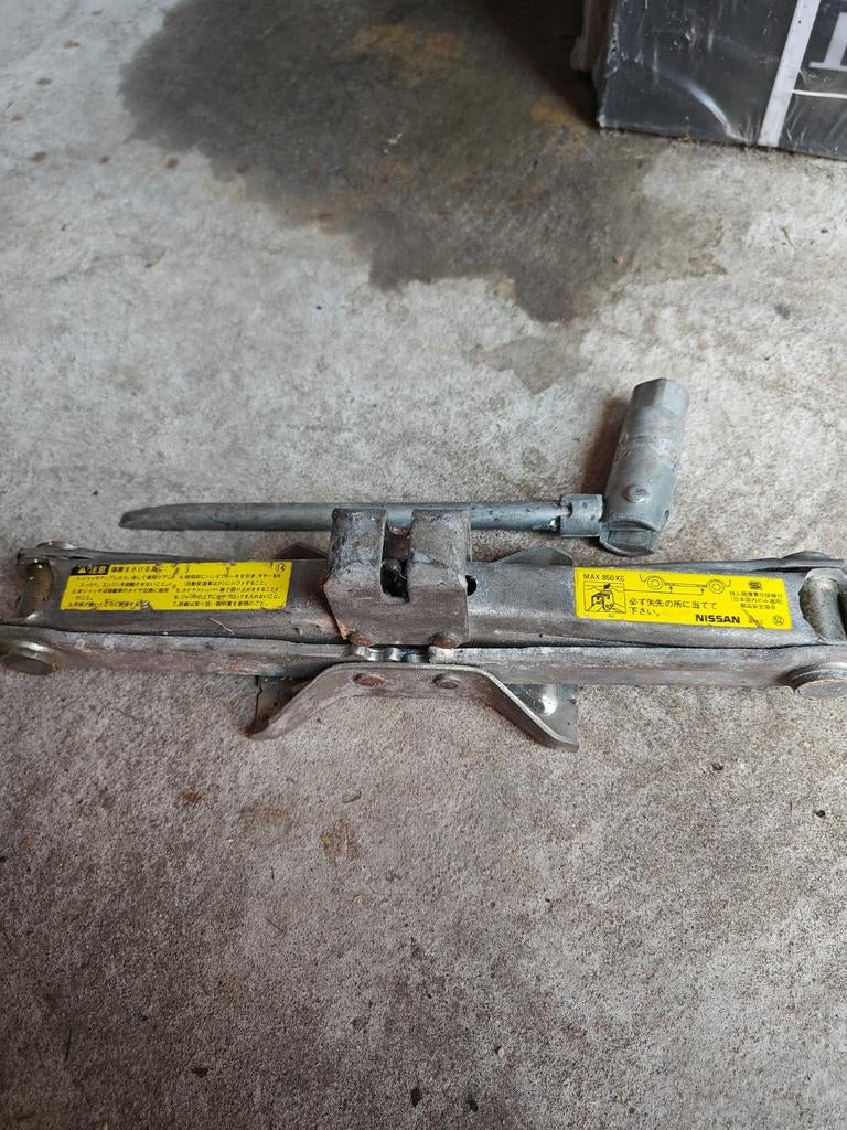 Nissan Skyline R33 GTST originele Krik voor banden wisselen, Ophalen