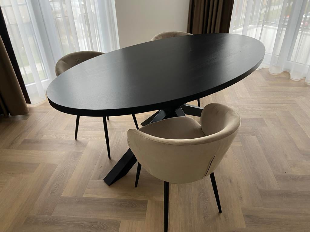 Moderne zwarte eikentafel met ovale vorm, Huis en Inrichting, 100 tot 150 cm, Eikenhout, Ophalen of Verzenden, Zo goed als nieuw
