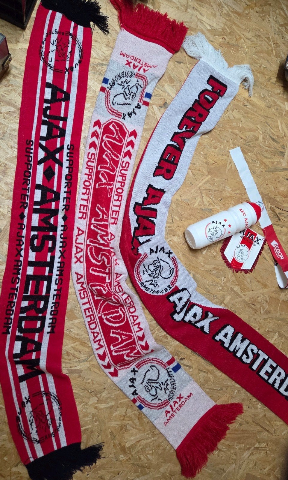 Lot Ajax: 3 sjaals, bidon, vlagje en lint, Ophalen of Verzenden, Zo goed als nieuw
