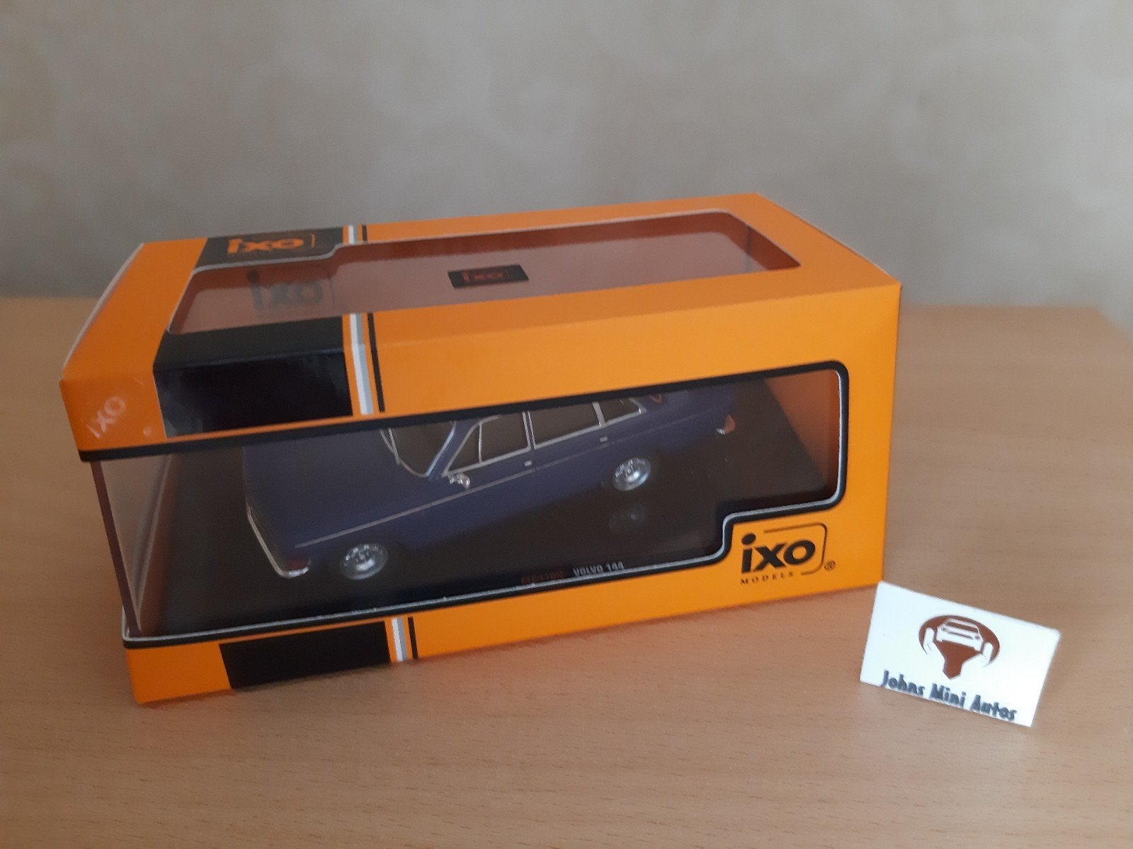 Volvo 144 uit 1972 in blauw van IXO 1:43, Hobby en Vrije tijd, Overige merken, Auto, IXO, Nieuw