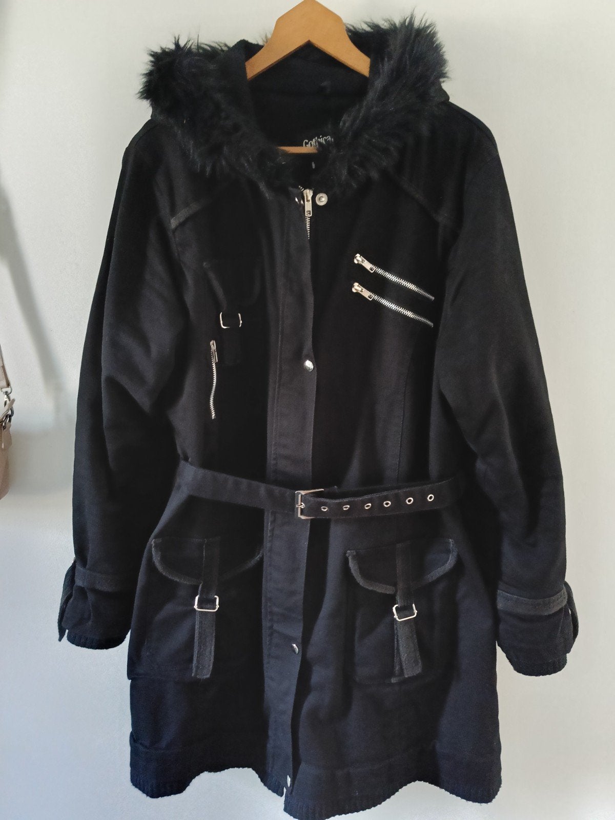 Gothicana winterjas met bontkraag - Maat 4XL, Zwart, Maat 46/48 (XL) of groter, Ophalen of Verzenden, Gothicana by EMP