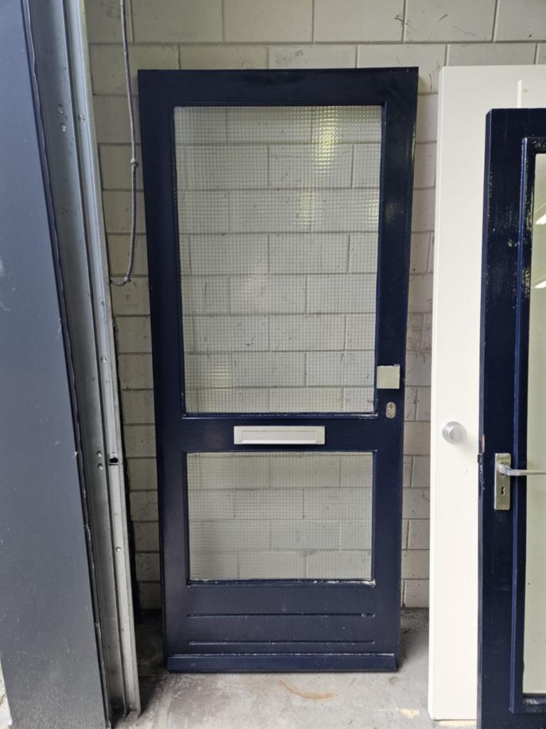 Rechtsdraaiende voordeur met draadglas en brievenbus, Ophalen, Buitendeur, 200 tot 215 cm