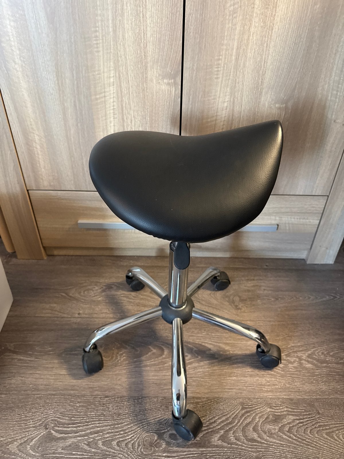 Zwarte ergonomische zadelkruk op wielen, Ophalen, Gebruikt, Zwart, Bureaukruk