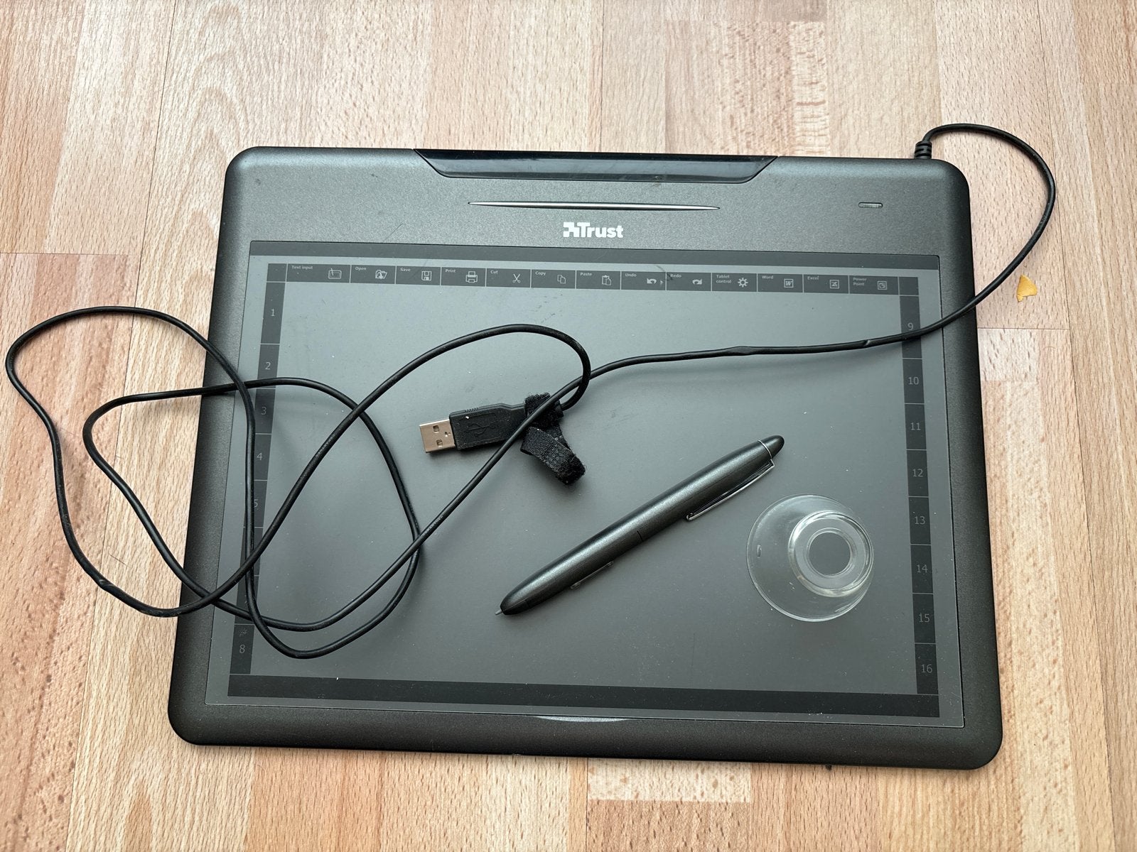 Trust tekentablet met pen en USB-kabel A4, Ophalen of Verzenden, Multi-touch, Gebruikt, Bedraad
