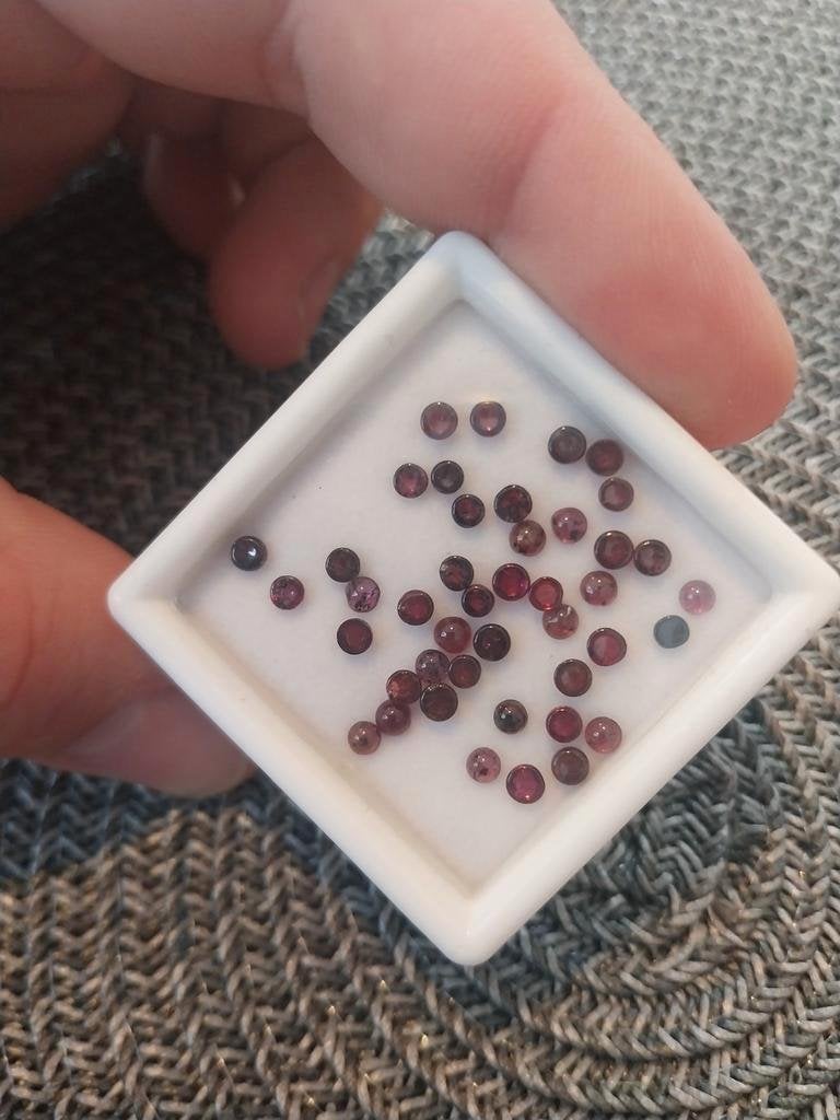 Lot ronde rode granaten cabochon 2, Ophalen of Verzenden, Zo goed als nieuw