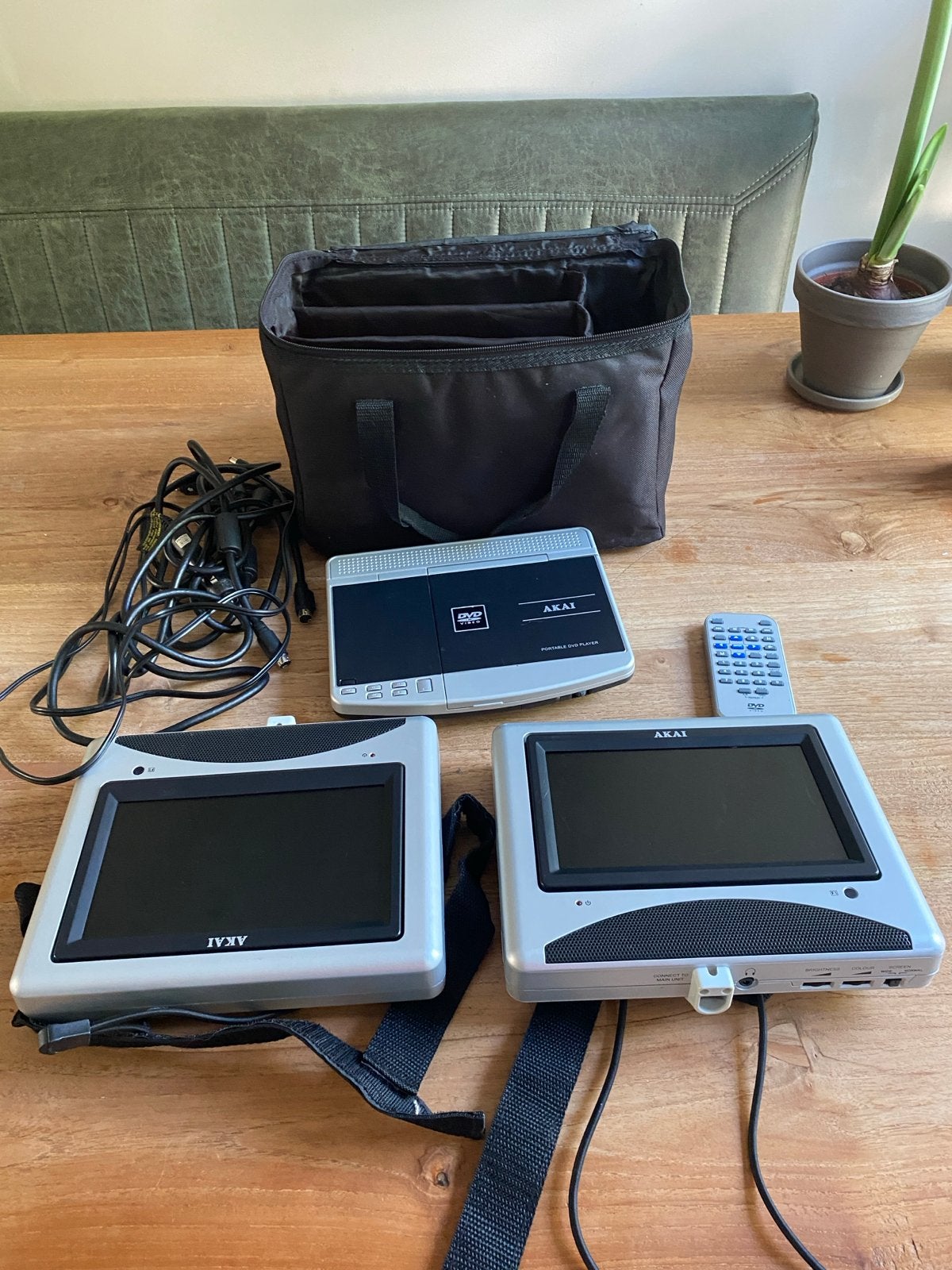 Akai Draagbare DVD Speler met 2 Schermen en Tas, Ophalen of Verzenden, Gebruikt, Dvd-speler, Draagbaar