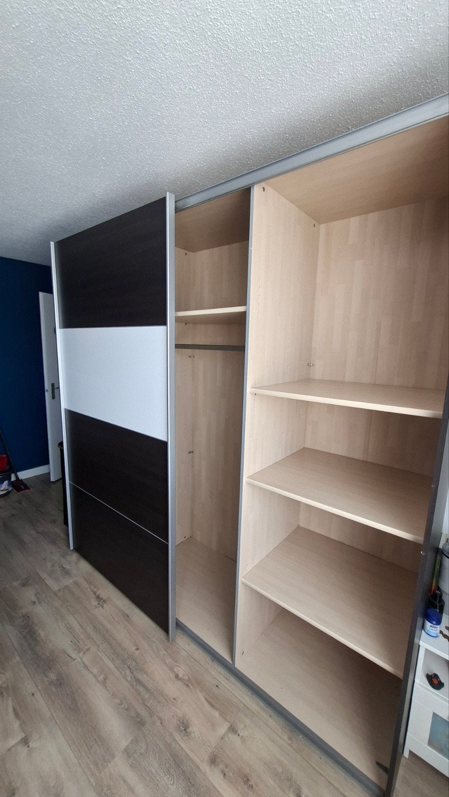 Ruime kledingkast met schuifdeuren - donkerbruin/wit, Ophalen, Met deur(en), Gebruikt, 200 cm of meer