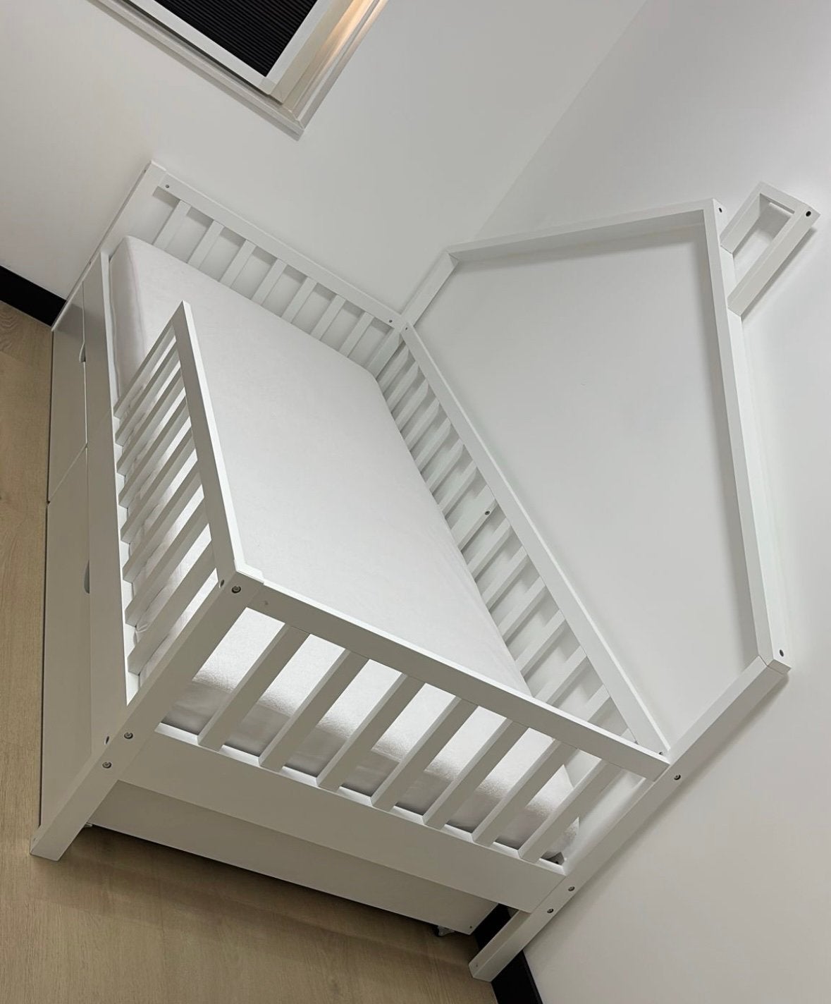 Peuterbed meegroeibed splinternieuw 90x200 cm, Ophalen, Zo goed als nieuw