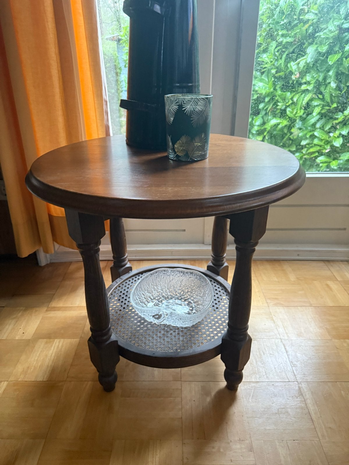 Mooie eikenhouten bijzettafel met webbing onderkant, 45 tot 60 cm, Minder dan 55 cm, Gebruikt, Rond