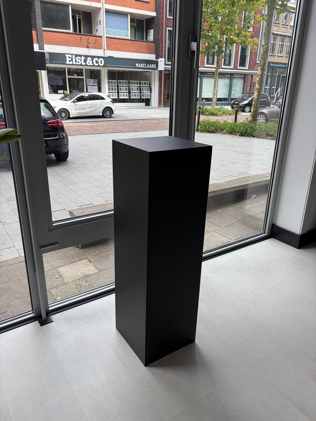 Zwarte display zuil / sokkel 30x30x100, Ophalen, Zo goed als nieuw