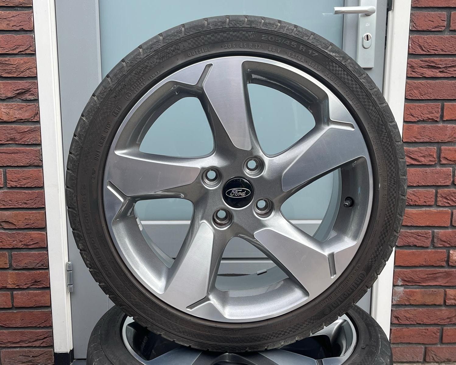 Ford Fiesta MK8 17 inch 4x108 Continental zomer TPMS, Ophalen, Gebruikt, Ford, Banden en Velgen