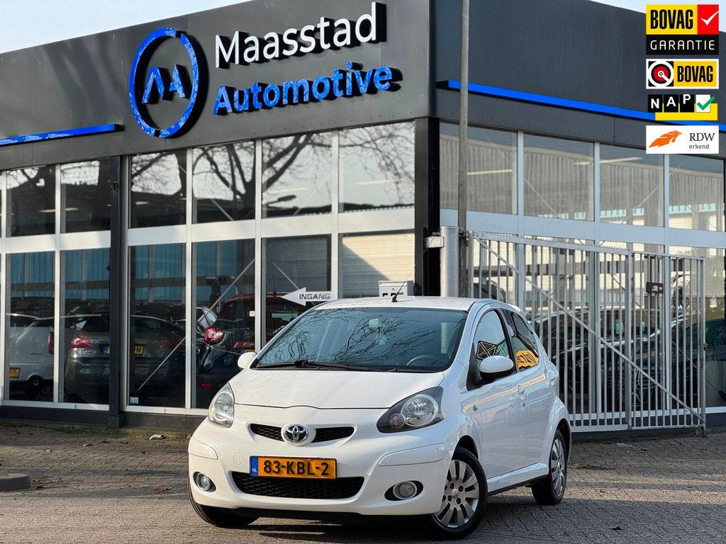 Toyota Aygo 1.0-12V Xcite White LUXE uitvoering airco leer z, Auto's, Voorwielaandrijving, Gebruikt, 4 stoelen, Origineel Nederlands