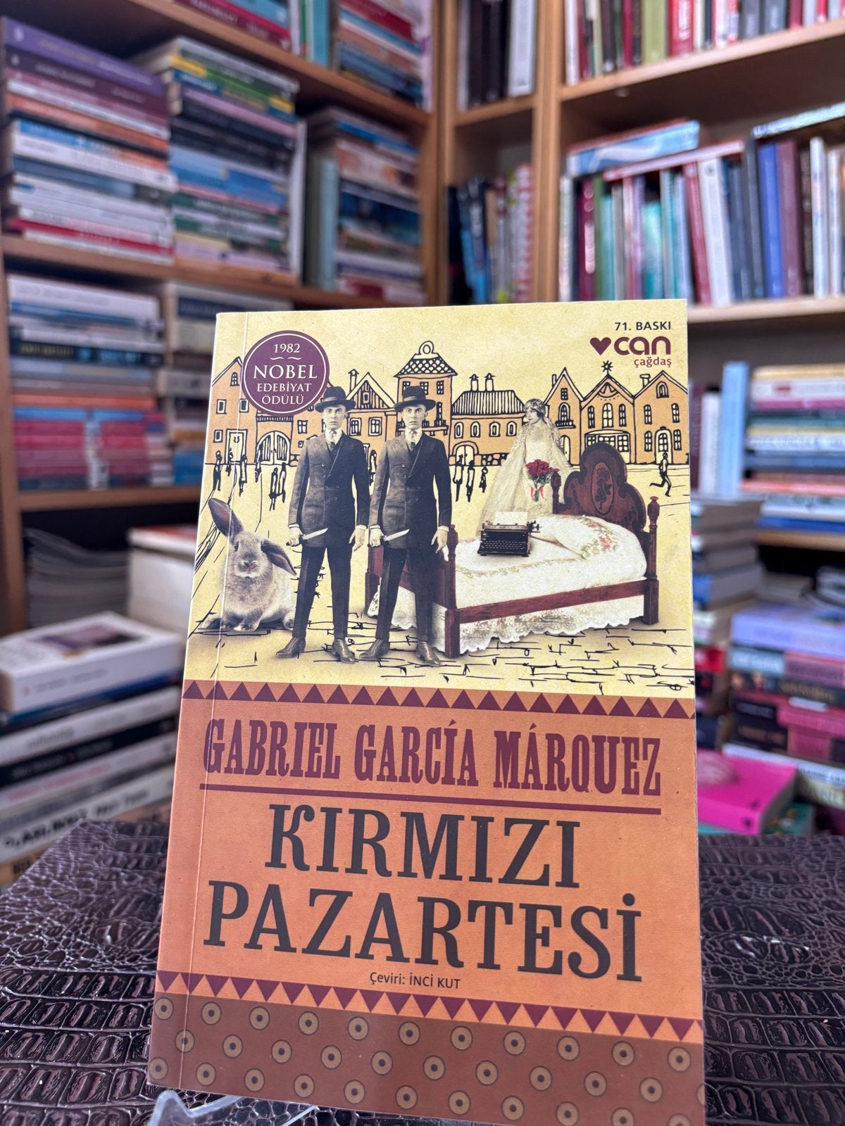 Kırmızı Pazartesi - Gabriel García Márquez (Turks), Ophalen of Verzenden, Zo goed als nieuw, Wereld overig