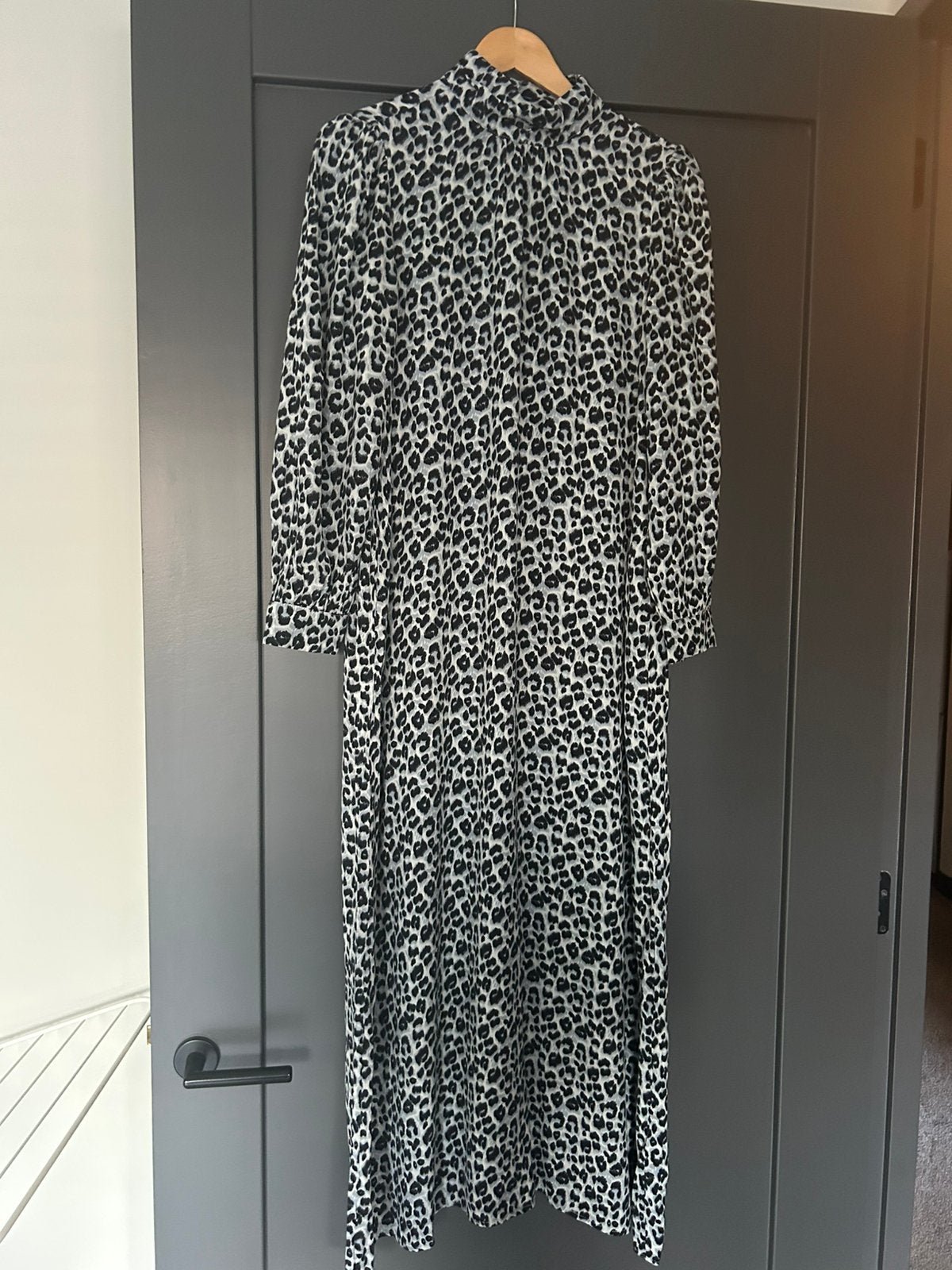 Prachtige lange jurk van Co’Couture te koop, Maat 38/40 (M), Verzenden, Zwart, Zo goed als nieuw