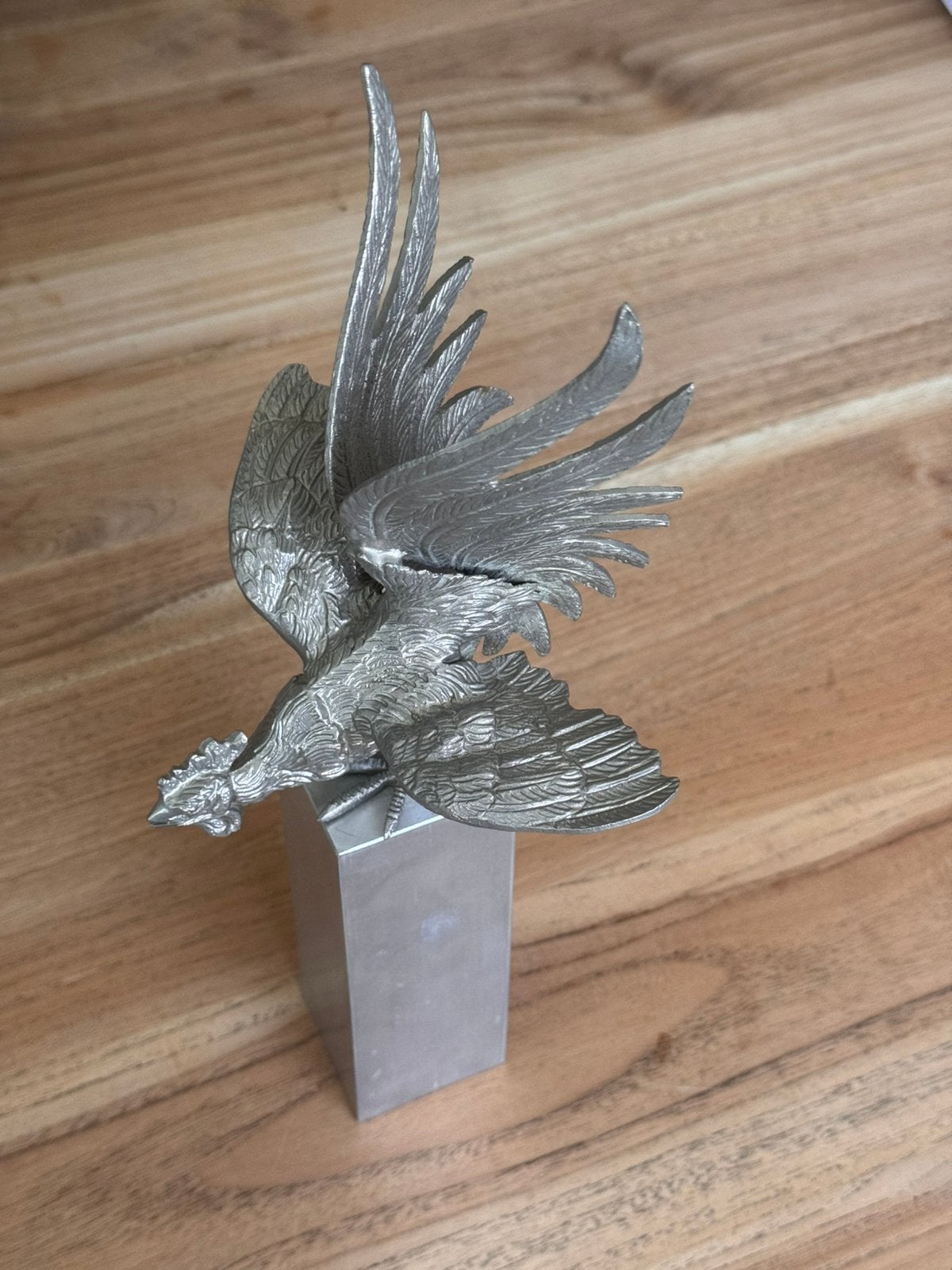 Metalen (zilverkleurig) beeldje haan op sokkel, Zilver, Ophalen of Verzenden, 20 - 50 cm, Beeld