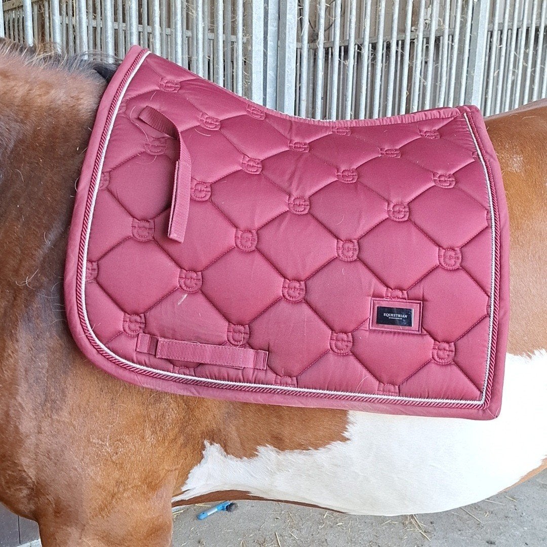 Equestrian Stockholm Bordeaux FULL DR, Dieren en Toebehoren, Full (L), Dressuurdekje, Equestrian Stockholm, Ophalen of Verzenden