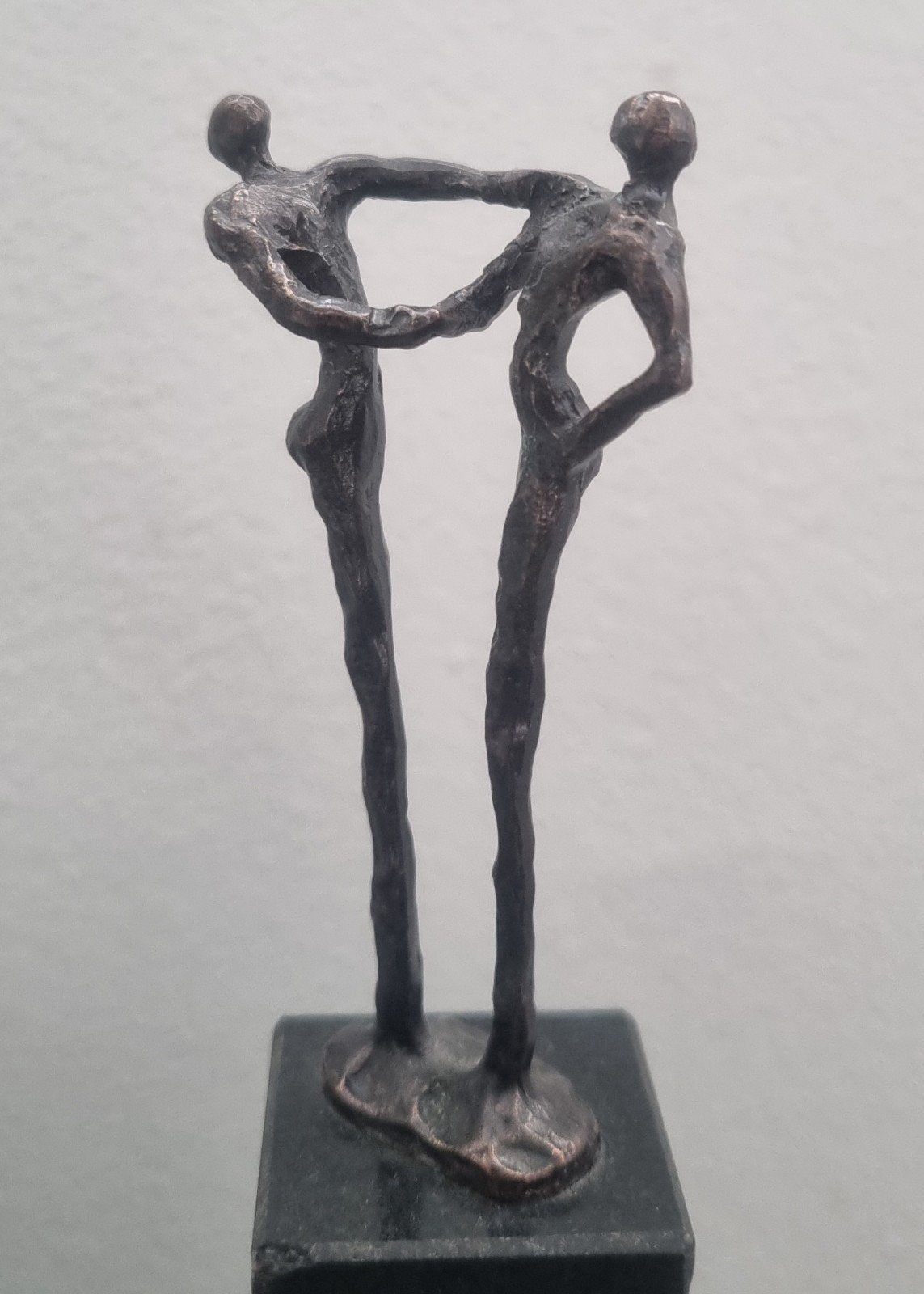 Verbronsd beeldje Dank (De handdruk) Artihove, Groep mensen, Minder dan 20 cm, Ophalen of Verzenden, Brons