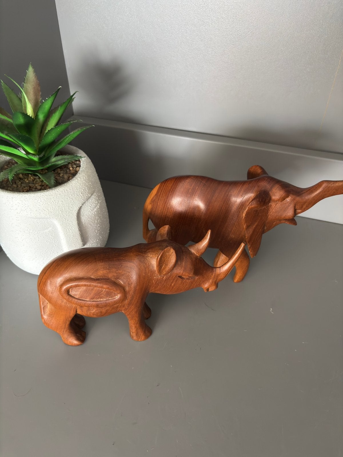 2 houten vintage beeldjes olifant en neushoorn, Verzenden, Zo goed als nieuw, Wild dier, Beeldje of Figuurtje