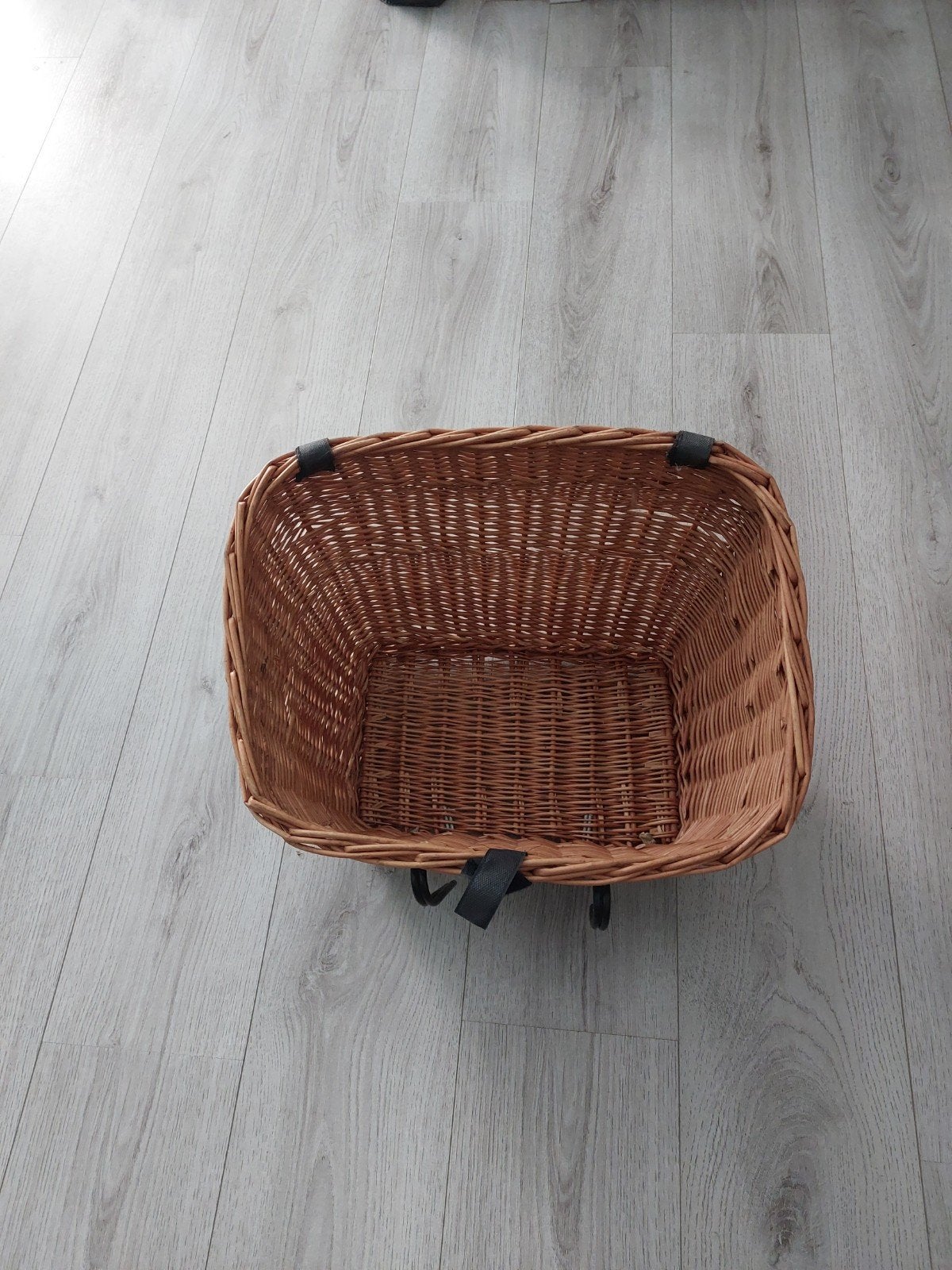 Rotan fietsmand met metalen rek - zo goed als nieuw, Fietsen en Brommers, Ophalen, Zo goed als nieuw, Fietsmand, Stuurbevestiging