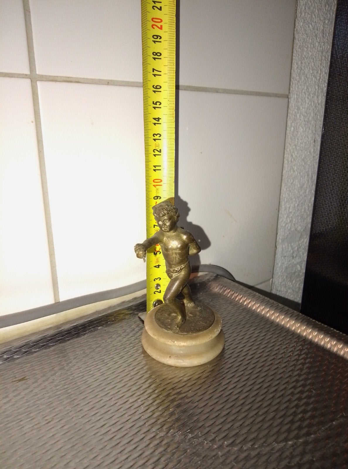Bronzen beeldje van jongen op marmeren sokkel, Antiek en Kunst, Ophalen of Verzenden