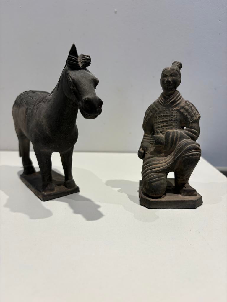 Replica Terracotta Leger: Paard en Knielende Krijger, Verzamelen, Beelden en Beeldjes, Ophalen of Verzenden, Gebruikt, Overige typen