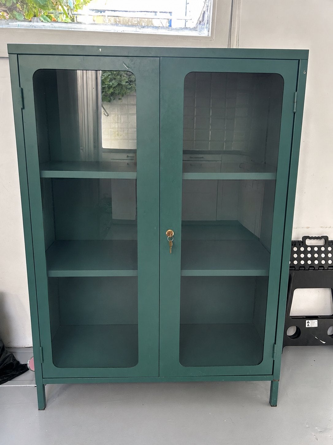 Groene metalen vitrinekast met glazen deuren en slot, Ophalen, Gebruikt, 50 tot 100 cm, Metaal