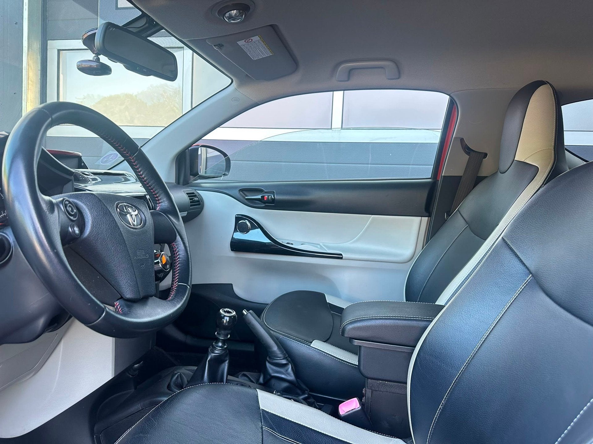 Toyota IQ 1.0 VVTi Aspiration | LEER | AIRCO | UNIEKE KLEUR!, Gebruikt, Zwart, Overige kleuren, 4 stoelen
