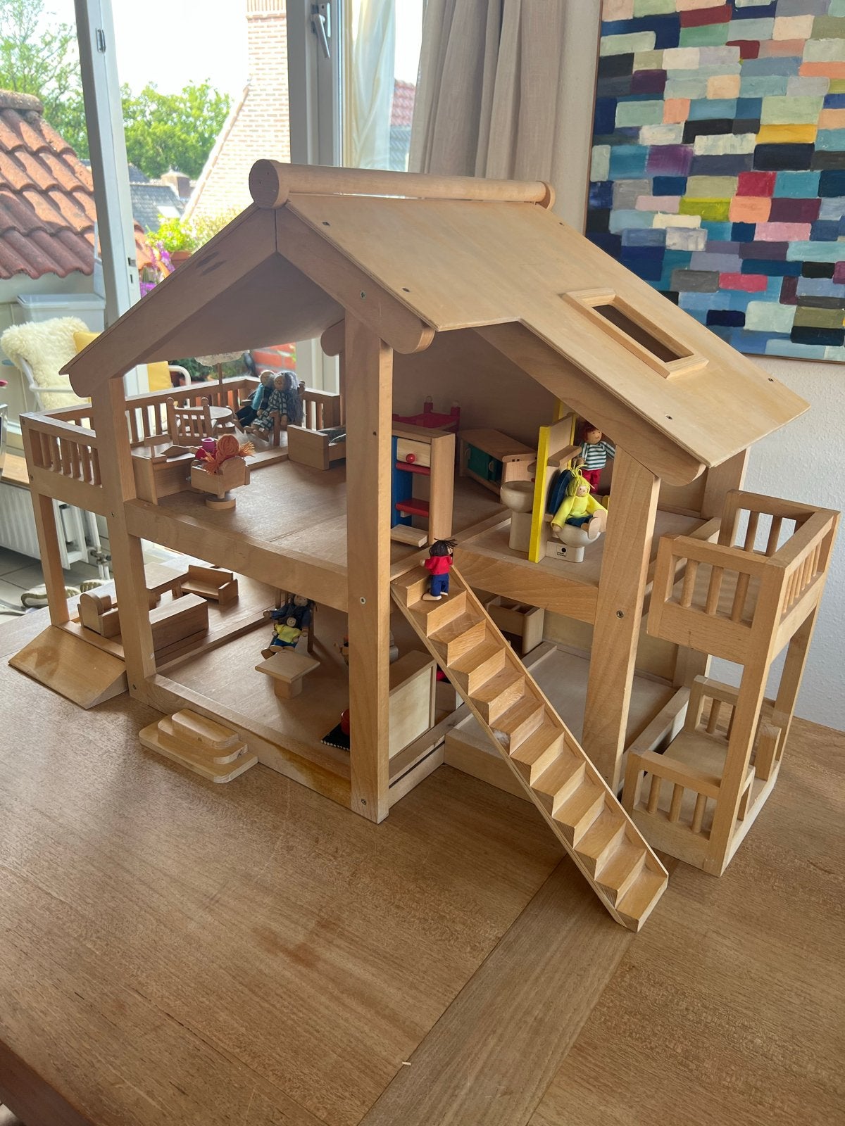 Groot houten poppenhuis met meubels en poppen, Ophalen, Gebruikt, Poppenhuis