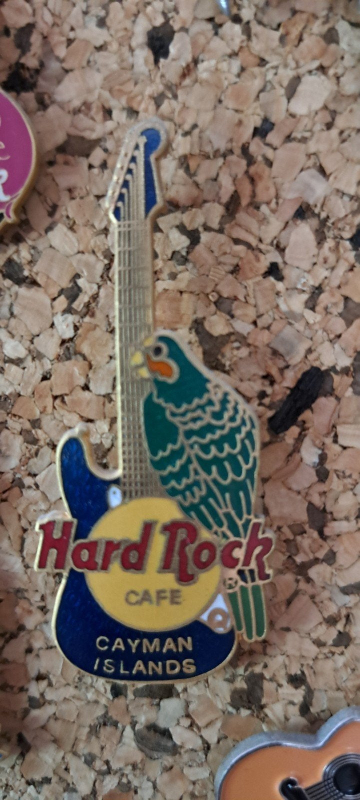 Hard Rock Cafe Cayman Islands Fender stratocaster gitaar pin, Ophalen of Verzenden, Zo goed als nieuw