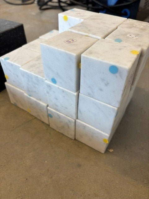 Grote hoeveelheid kubussen marmer 4,5x4,5x4,5 cm en 9x9x9 cm, Ophalen, Overige typen, Zo goed als nieuw, 50 mm of meer