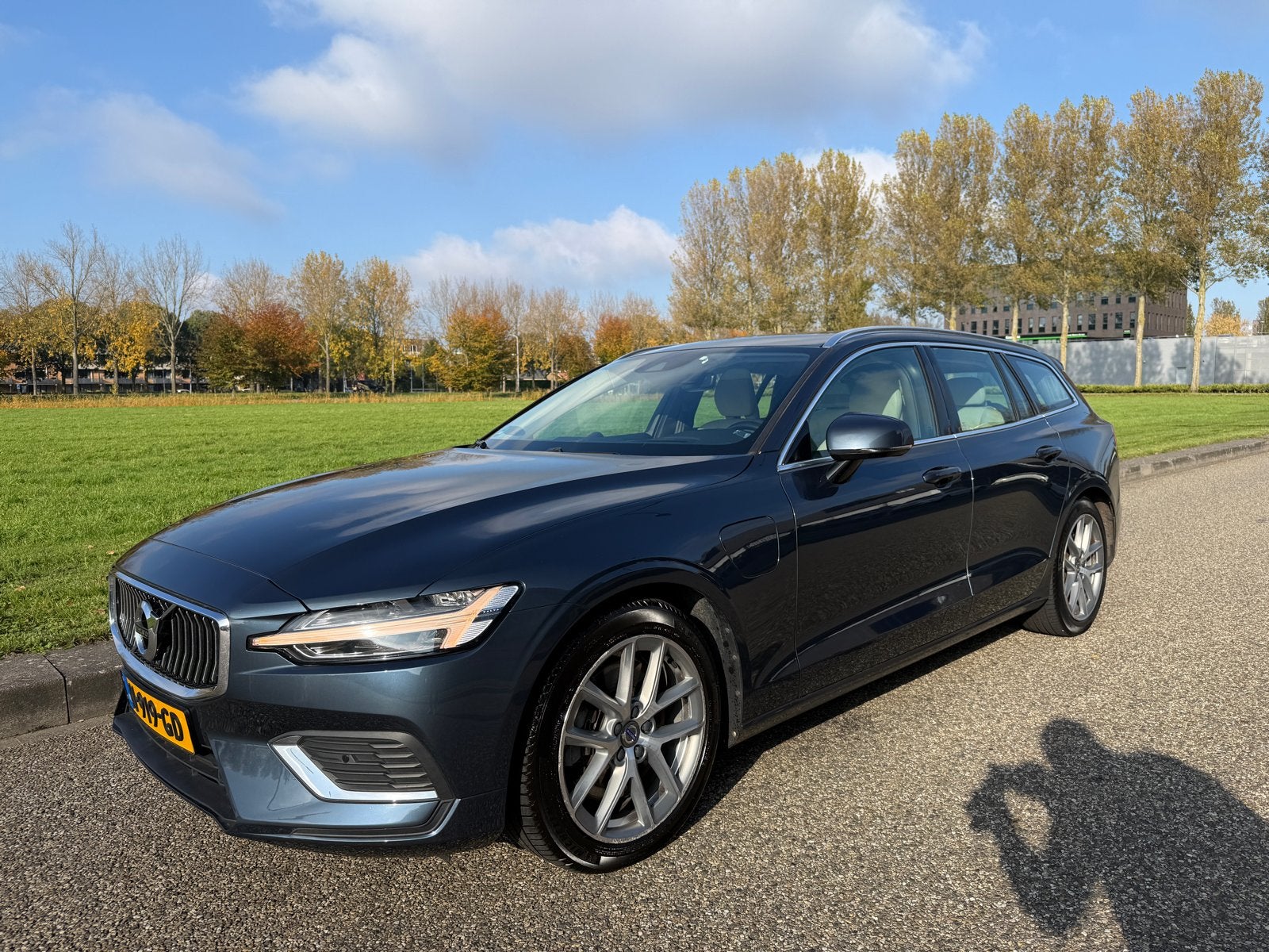 Volvo V60 T8 Twin Engine 390pk AWD Geartronic 2020 B&W, Auto's, Automaat, 4 cilinders, Blauw, Vierwielaandrijving