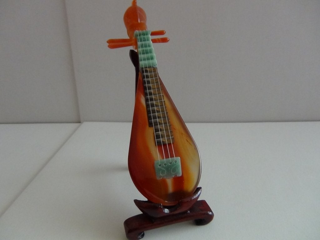 Chinees mini muziekinstrument PIPA van agaat op sokkel L5, Antiek en Kunst, Natuurlijk materiaal, Verzenden, Overige typen, China