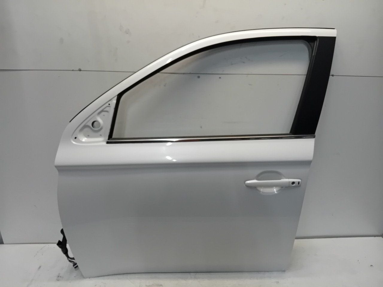 Portier links voor Mitsubishi Outlander, Auto-onderdelen, Onderdelen@venauto.nl, Van der Ven Autorecycling B.V., Gebruikt, Ettenseweg 76, 4706 PB Roosendaal, The Netherlands