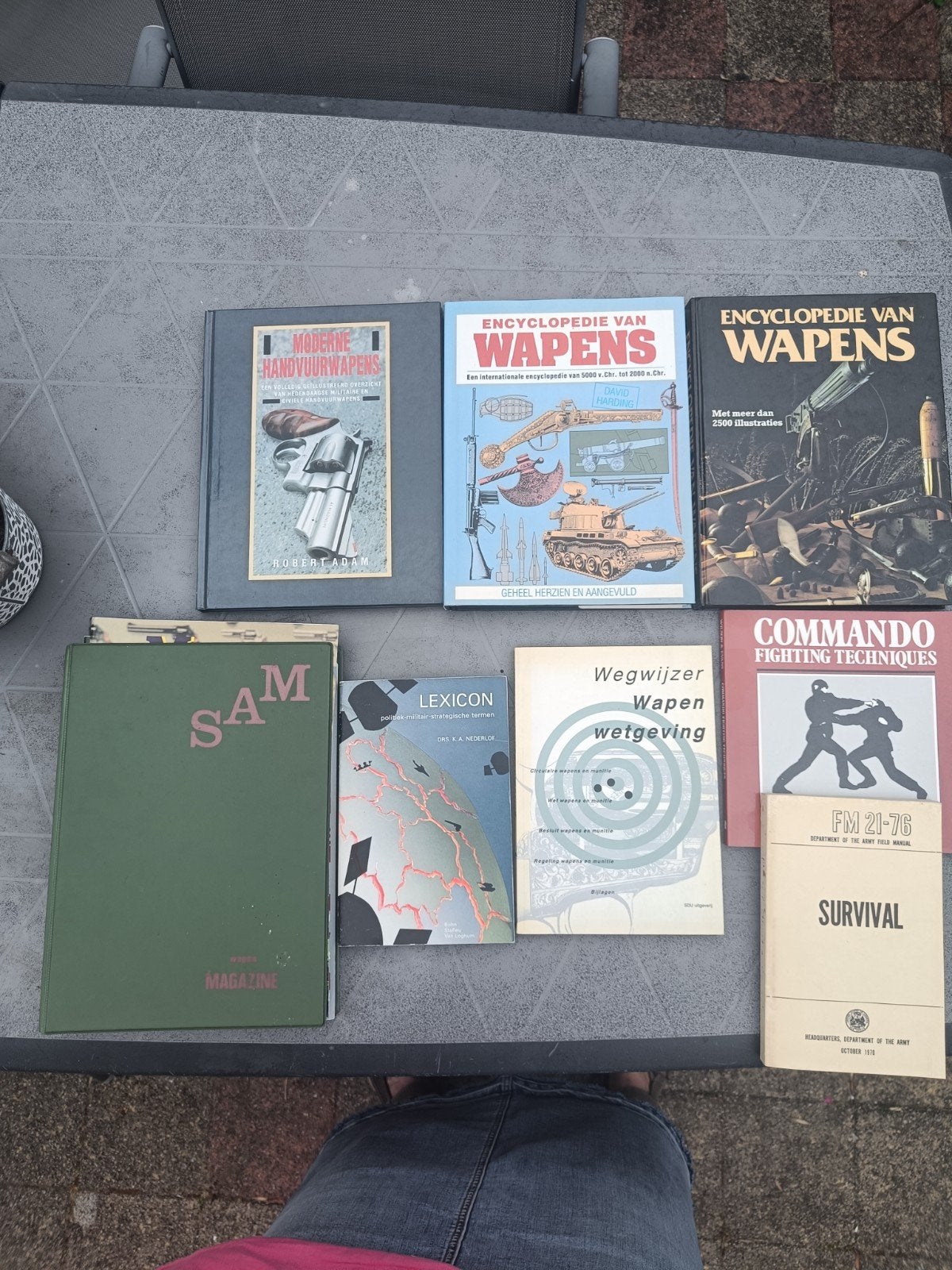 Collectie militaire boeken en magazines, Boeken, Gelezen, Diverse auteurs, Ophalen of Verzenden, 1945 tot heden