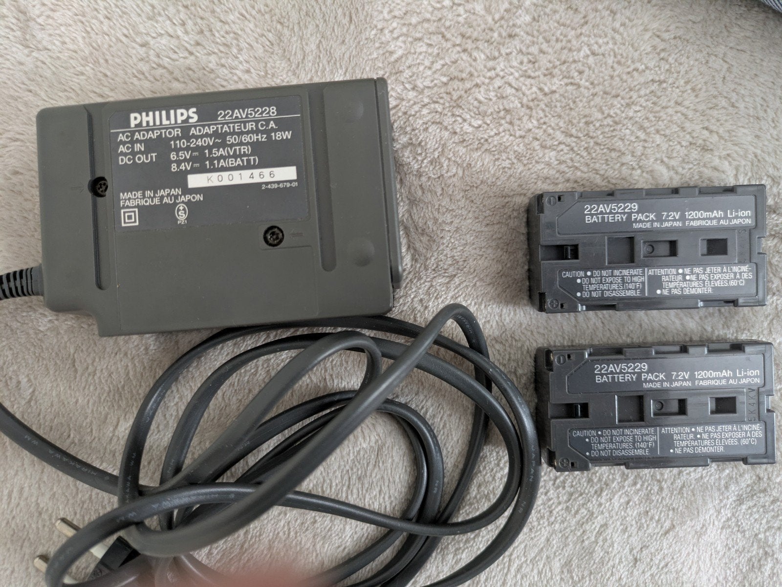 Philips 22AV5228 AC Adapter met 2 accu's., Audio, Tv en Foto, Videocamera's Analoog, Ophalen of Verzenden