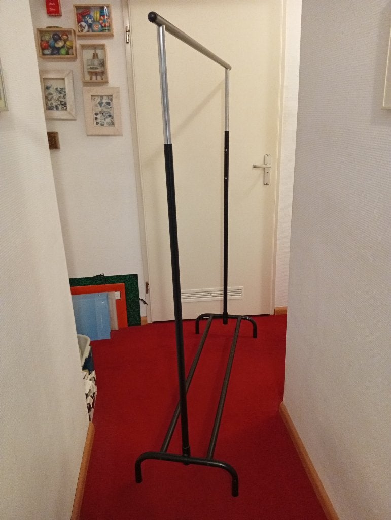 kledingrek zwart in hoogte verstelbaar, Ophalen, Gebruikt