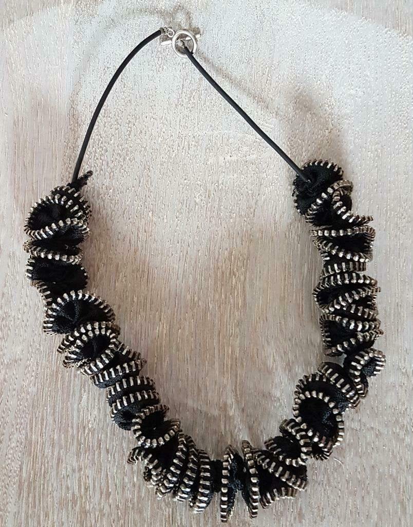 Ketting van ritsen gemaakt door kunstenaar, Ophalen of Verzenden, Nieuw, Zilver, Overige materialen