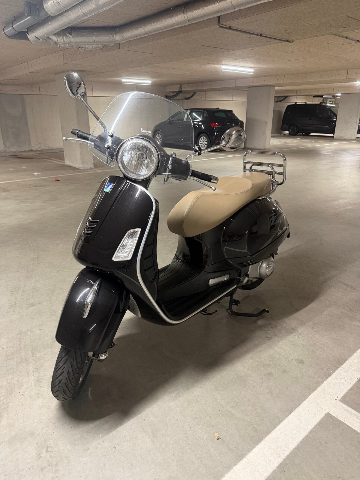 Vespa 250 i.e Zwart 2016 ABS LED USB, Occasion, Particulier, Minimaal motorrijbewijs A2, Automaat