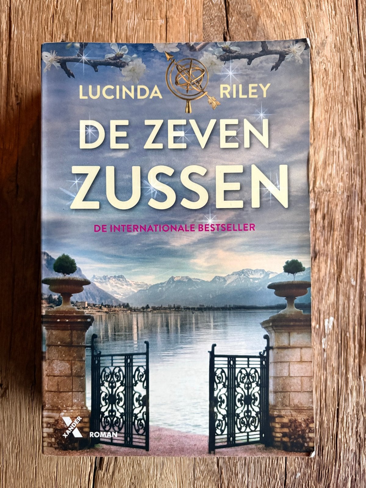 De Zeven Zussen - Lucinda Riley (Internationale Bestseller), Boeken, Ophalen of Verzenden, Zo goed als nieuw, Nederland