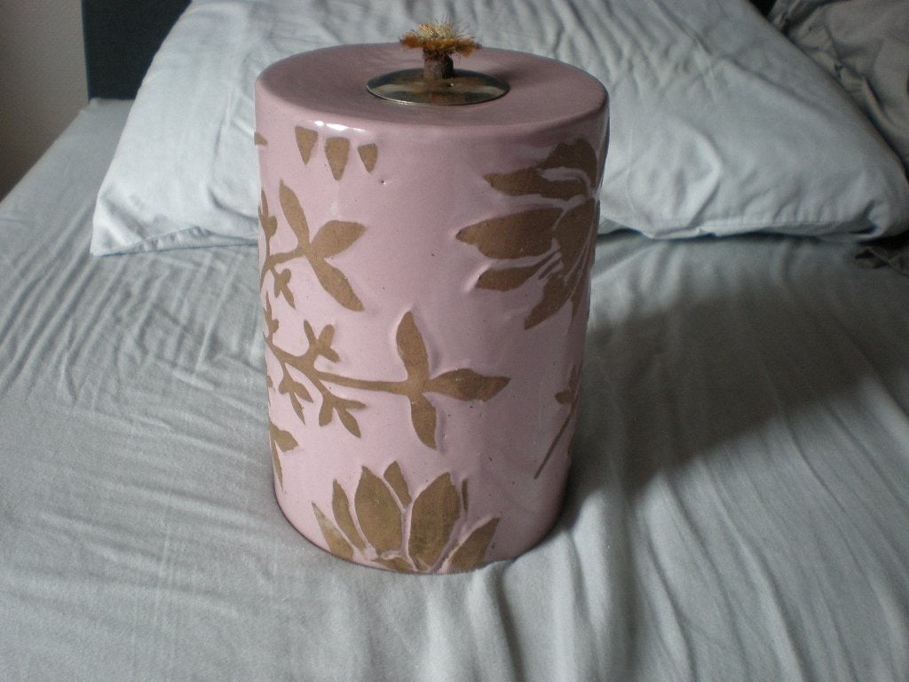 Roze keramische olielamp met een elegant bloemmotief., Ophalen of Verzenden