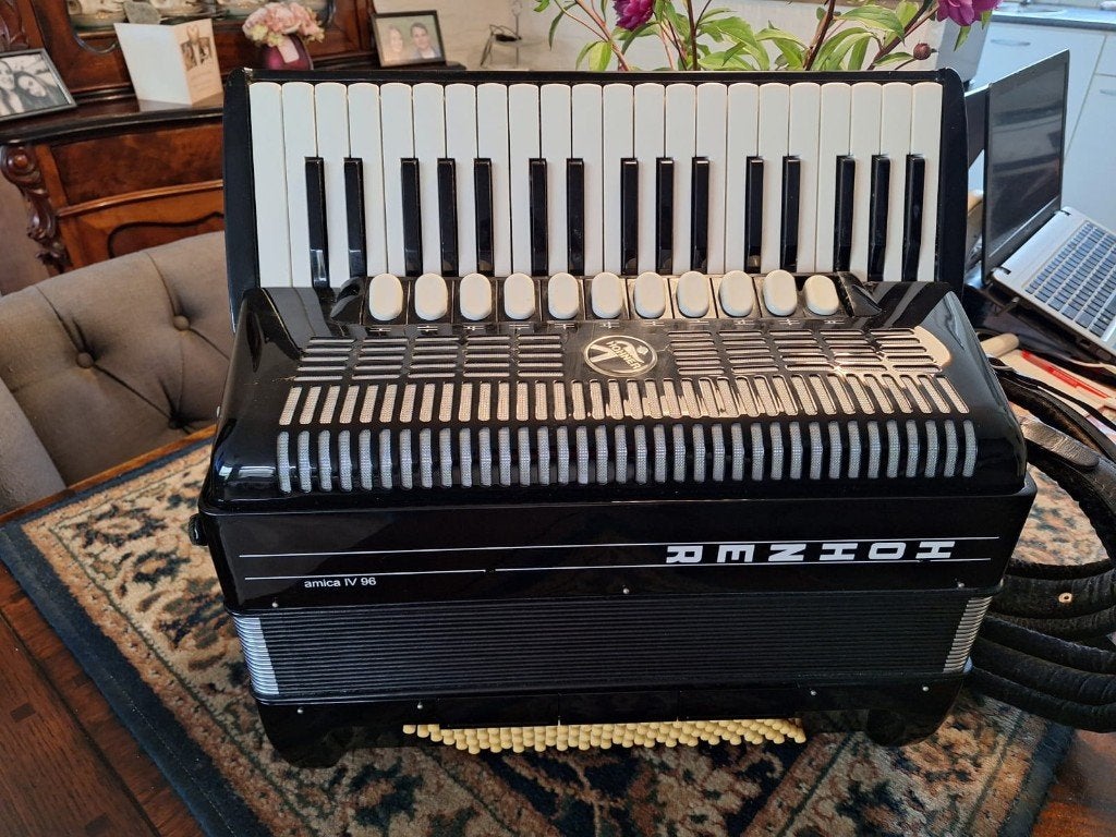 hohner 96 bassen,,amica,,1,v  96, Ophalen, Met koffer, Toetsaccordeon, Zo goed als nieuw