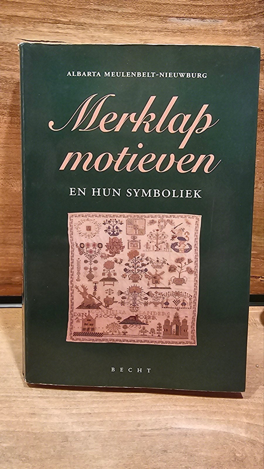 Merklap motieven en hun symboliek - Albarta Meulenbelt, Ophalen of Verzenden, Gelezen, Borduren en Naaien, Albarta Meulenbelt-Nieuwburg
