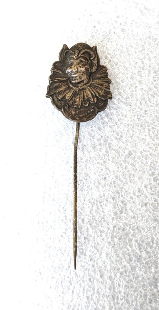 dunmetaal speld met nar of clown, Ophalen of Verzenden, Overige onderwerpen, Speldje of Pin