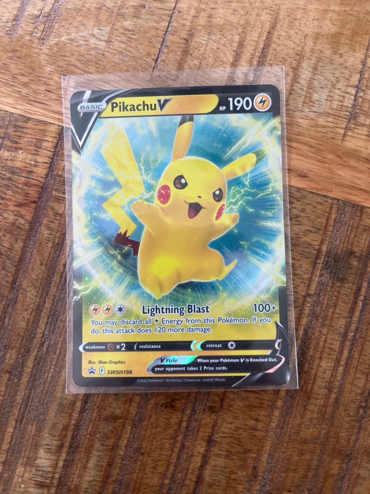 Pikachu V SWSH198 Pokémon Kaart, Ophalen of Verzenden, Zo goed als nieuw, Losse kaart, Foil